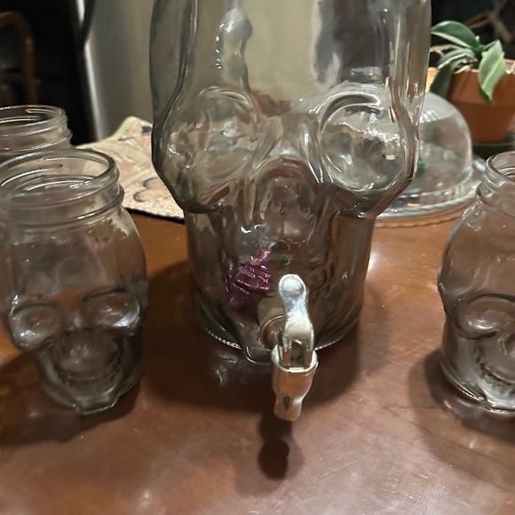 In time for Halloween SKULL DRINK HEAD AND CUPS - Picture 5 of 5